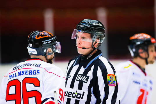 Örebros Robin Kovacs i diskussion med domare