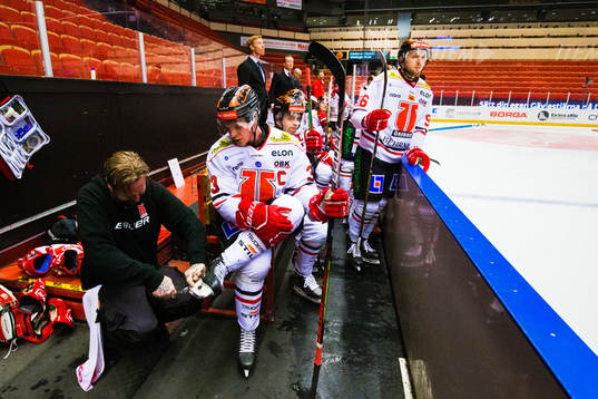 Örebros Christopher Mastomäki får hjälp med en trasig