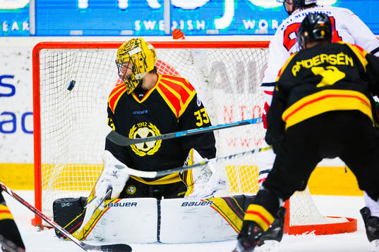 Brynäs målvakt Samuel Ersson släpper in 1-5 av Örebros