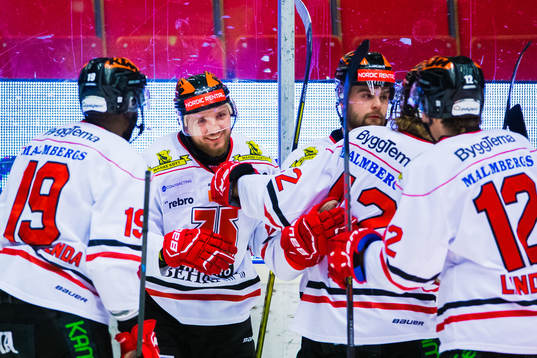 Örebros Robin Kovacs jublar