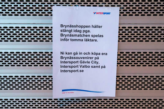 En skylt meddelar Brynäs supportershop håller stängt