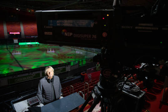Cmores kommentator Patrik Westberg innan ishockeymatchen i