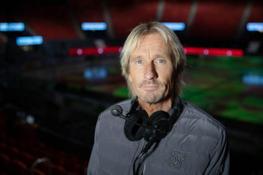 Cmores kommentator Patrik Westberg innan ishockeymatchen i