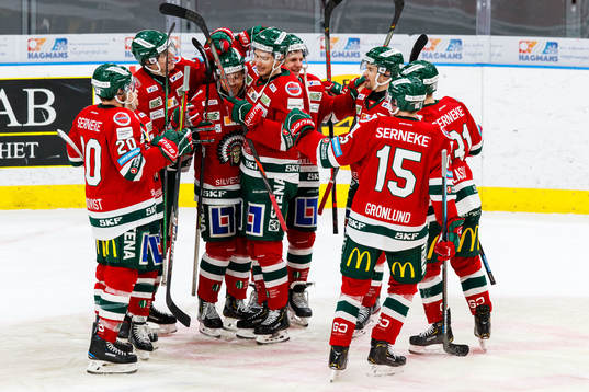 Frölundas Mats Rosseli Olsen jublar med lagkamrater