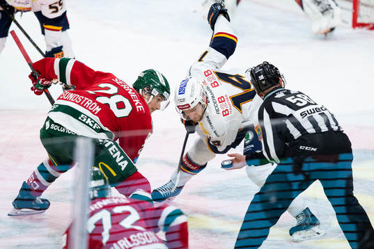 Frölundas Johan Sundström tekar mot Djurgårdens Tom