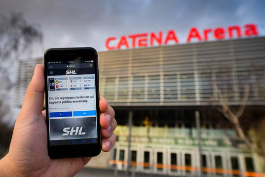 En mobiltelefon visar information från SHLs hemsida om