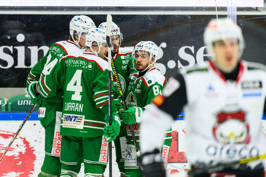 Rögles Adam Edström jublar med lagkamrater