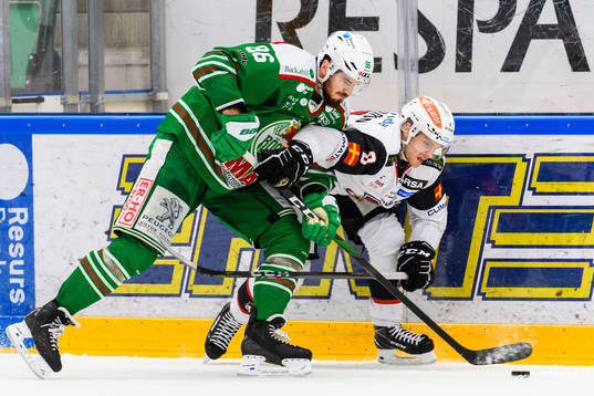 Rögles Eric Gelinas och Malmö Redhawks Johan Olofsson