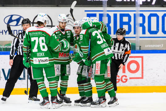 Rögles Nils Höglander jublar med lagkamrater