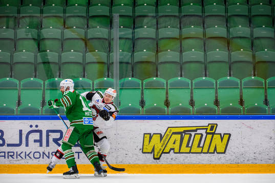 Rögles Taylor Matson tacklar Malmö Redhawks Tobias Ekberg