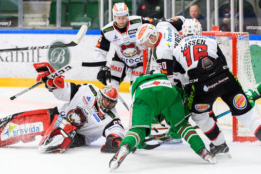 Malmö Redhawks målvakt Oscar Alsenfelt ser Rögles Simon