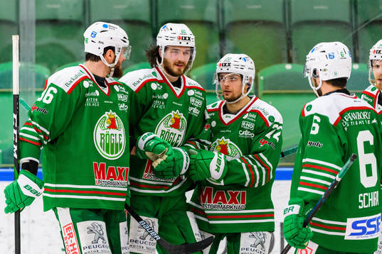 Rögles Dennis Everberg jublar med Eric Gelinas och Daniel