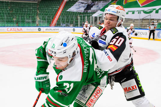Malmö Redhawks Tobias Ekberg tacklar Rögles Nils