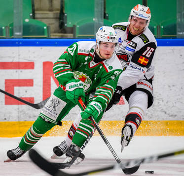 Rögles Nils Höglander och Malmö Redhawks Matias Lassen