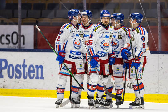 Oskarshamns Tyler Kelleher jublar med lagkamrater