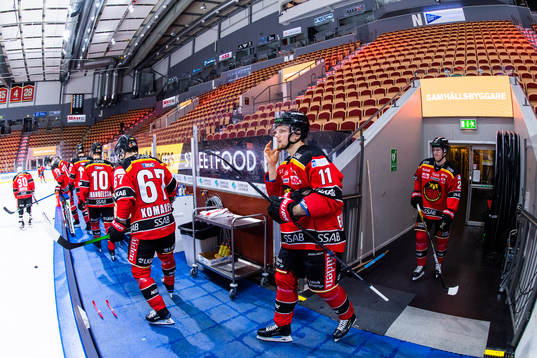 Luleås Petter Emanuelsson går på isen
