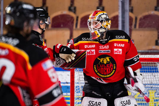 Luleås målvakt Joel Lassinantti jublar