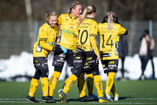 Elfsborgs Linda Westberg Carlsson klappas om av lagkamrater