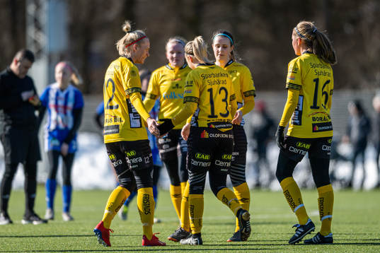 Elfsborgs Evelina Brink kramas om av lagkamraterna