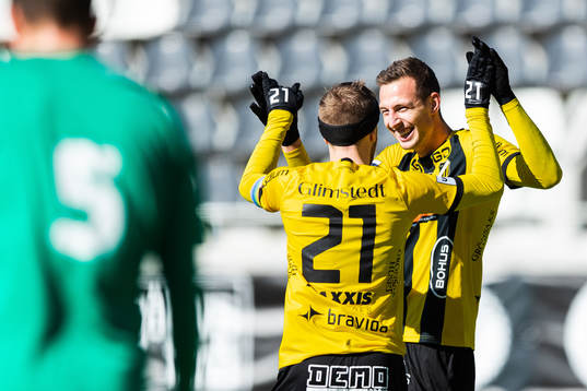 Häckens Gustaf Nilsson jublar med Rasmus Lindgren