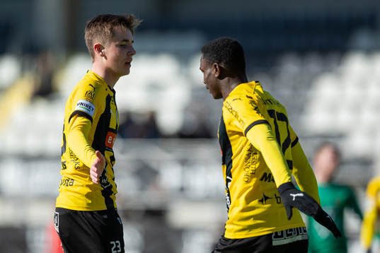 Häckens Patrik Wålemark jublar ihop med Godswill Ekpolo