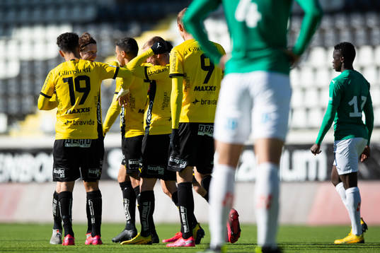 Häckens Alexander Faltsetas jublar med lagkamrater