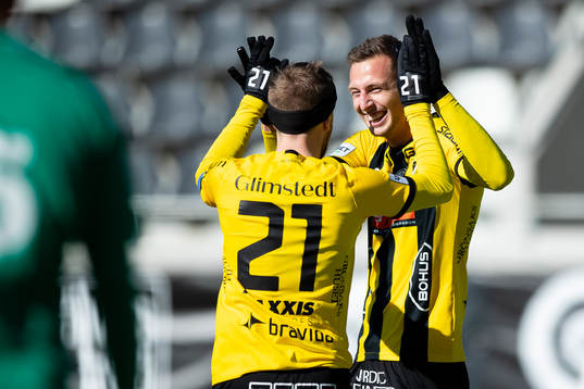 Häckens Gustaf Nilsson jublar ihop med Rasmus Lindgren
