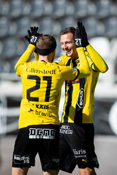 Häckens Gustaf Nilsson jublar ihop med Rasmus Lindgren