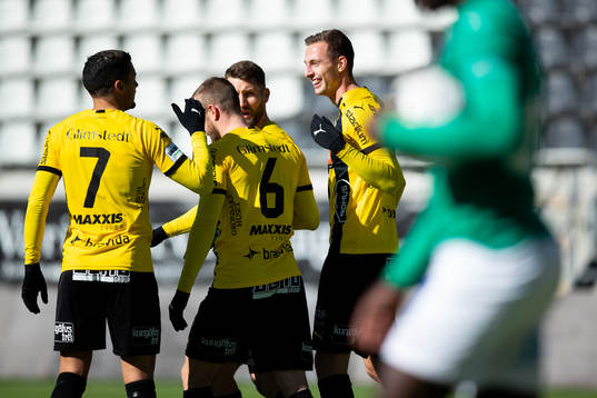 Häckens Gustaf Nilsson jublar ihop med lagkamrater