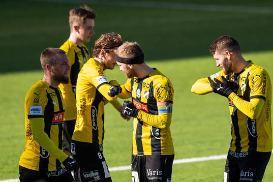 Häckens Erik Friberg jublar med lagkamrater