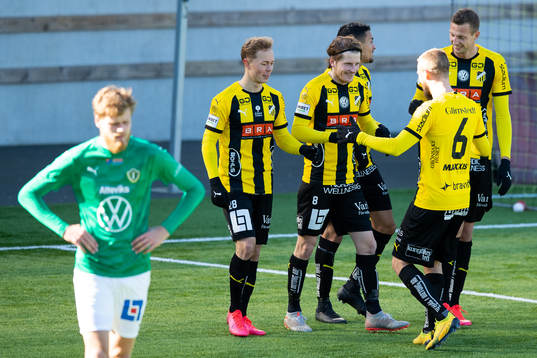 Häckens Erik Friberg jublar med lagkamrater