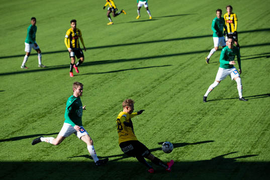 Häckens Adam Andersson slår en passning
