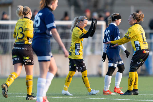 Elfsborgs Sara Jardving jublar med Donika Shala