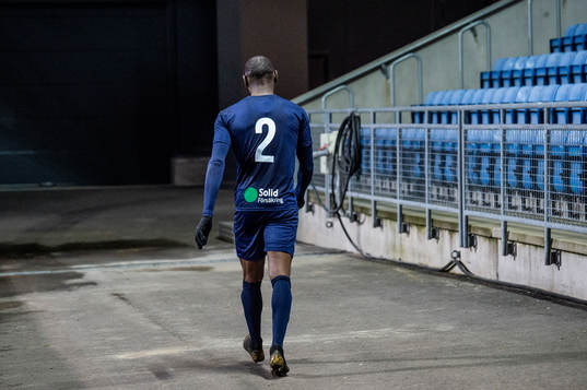 Ravy Tsouka Dozi får rött kort och får lämna planen