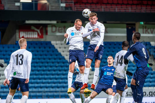 Andreas Granqvist och Lucas Larsen i luften
