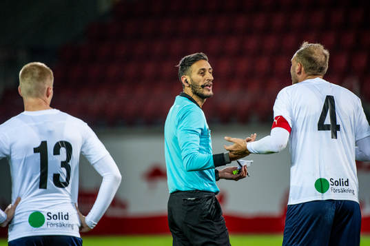 Domaren Mohamed Rachid och Andreas Granqvist i diskussion