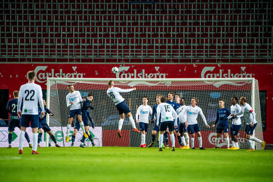 Jakob Voelkerling Persson nickar bollen