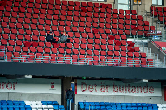 Endast media var välkomna på läktarna