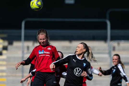 Lunds Åsa Östlund i nickduell med Malmö FFs Madeleine