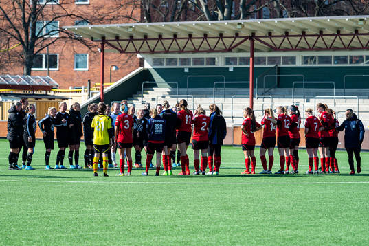 Spelarna från båda lagen tackar varandra