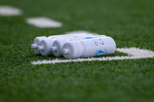 Vattenflaskor med Malmö FFs klubbmärke på