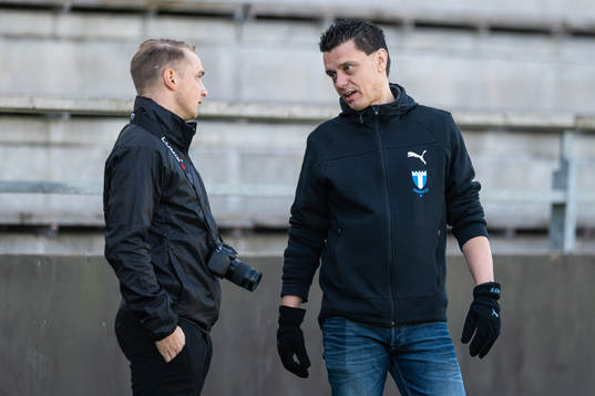 Malmö FFs kommunikatör Anton Unosson i samtal med