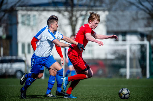 Nikes Isak Magnusson mot BK Flaggs Fredrik Johannesson och