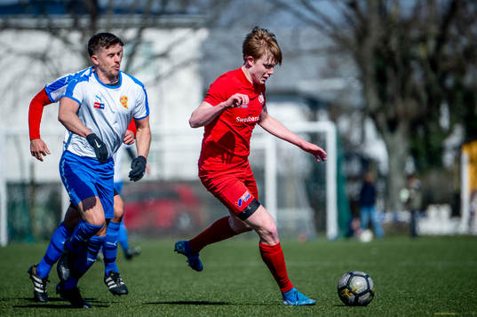 Nikes Isak Magnusson mot BK Flaggs Fredrik Johannesson och