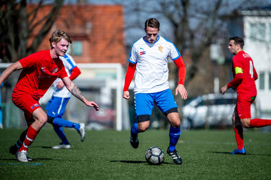 BK Flaggs Rasmus Nilsson med bollen