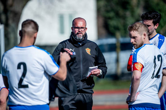 BK Flaggs tränare Daniel Lindgren med spelarna innan