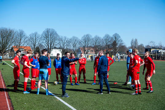 Spelare och ledare i Nikes innan träningsmatchen i fotboll