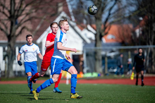 BK Flaggs Markus Wahlström med bollen