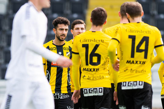 Häckens Daleho Irandust jublar med lagkamrater
