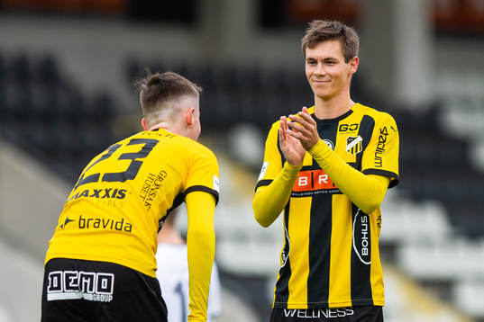 Häckens Tobias Carlsson jublar med målskytten till 4-1